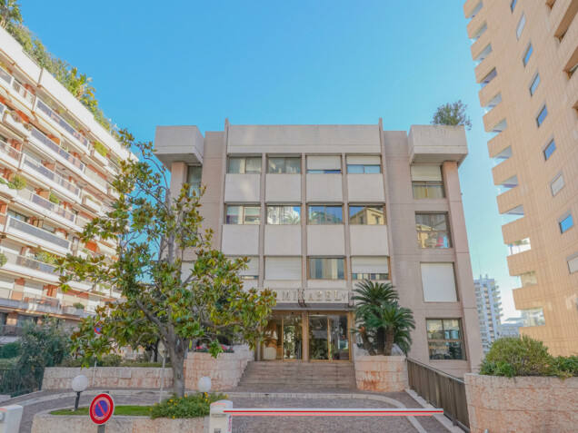 CARRE D'OR - LARGE STUDIO IN GOOD CONDITION