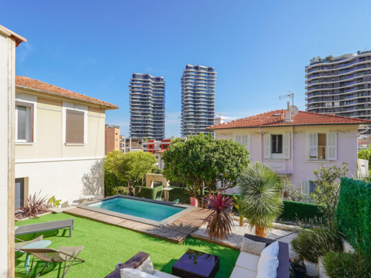 БОСОЛЕЙ — ДОМ С ХОЗЯЙСТВЕННЫМ ПОСТРОЙКОЙ — БАССЕЙН