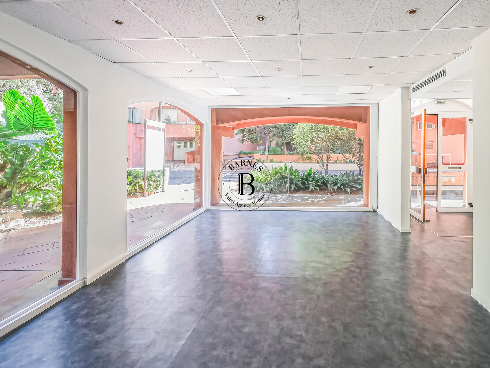FONTVIEILLE - LEASEHOLD RIGHTS TO SELL - SHOP WINDOW - 3/9