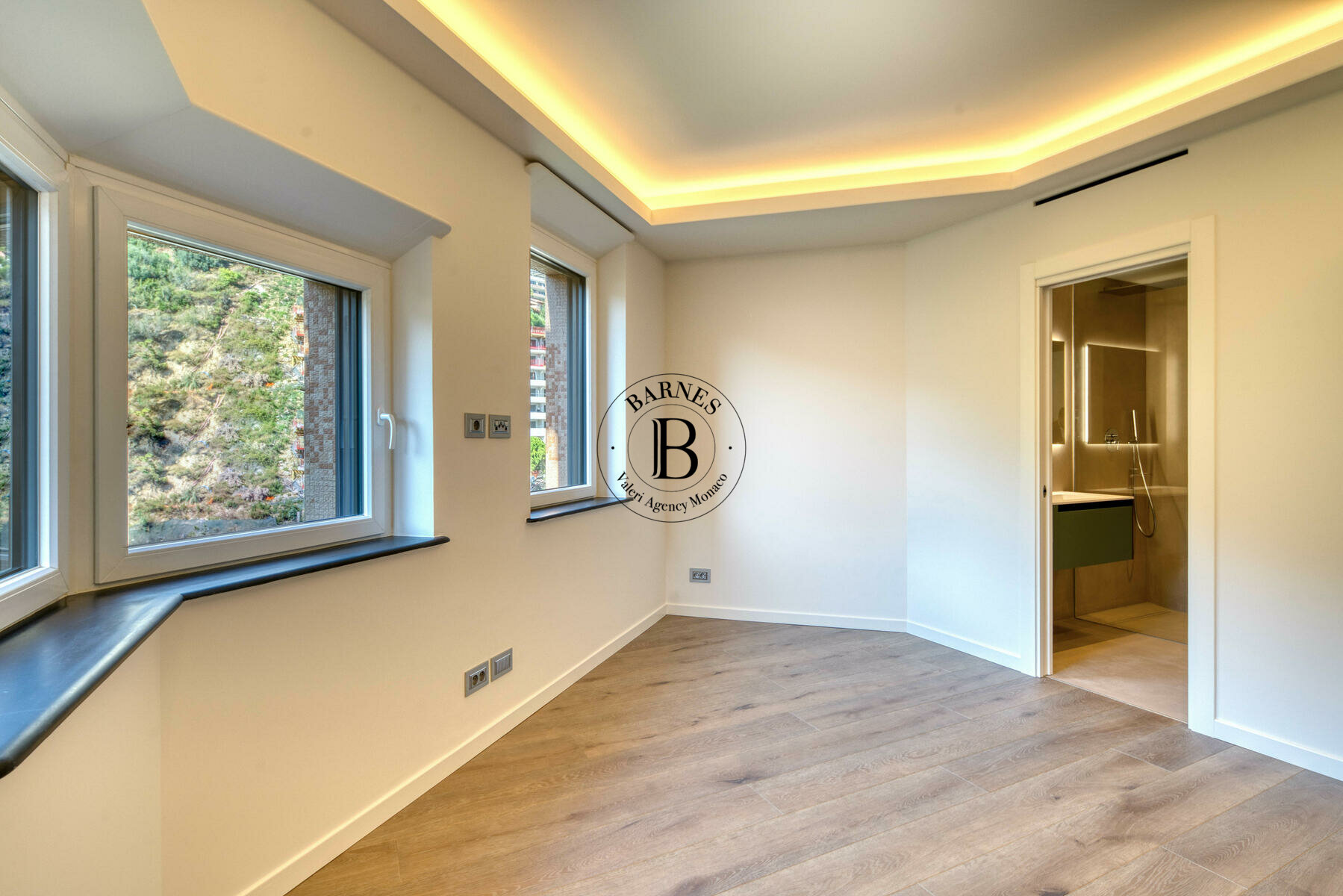 PARC SAINT ROMAN - RENOVATED 1-BEDROOM FLAT - 4/6