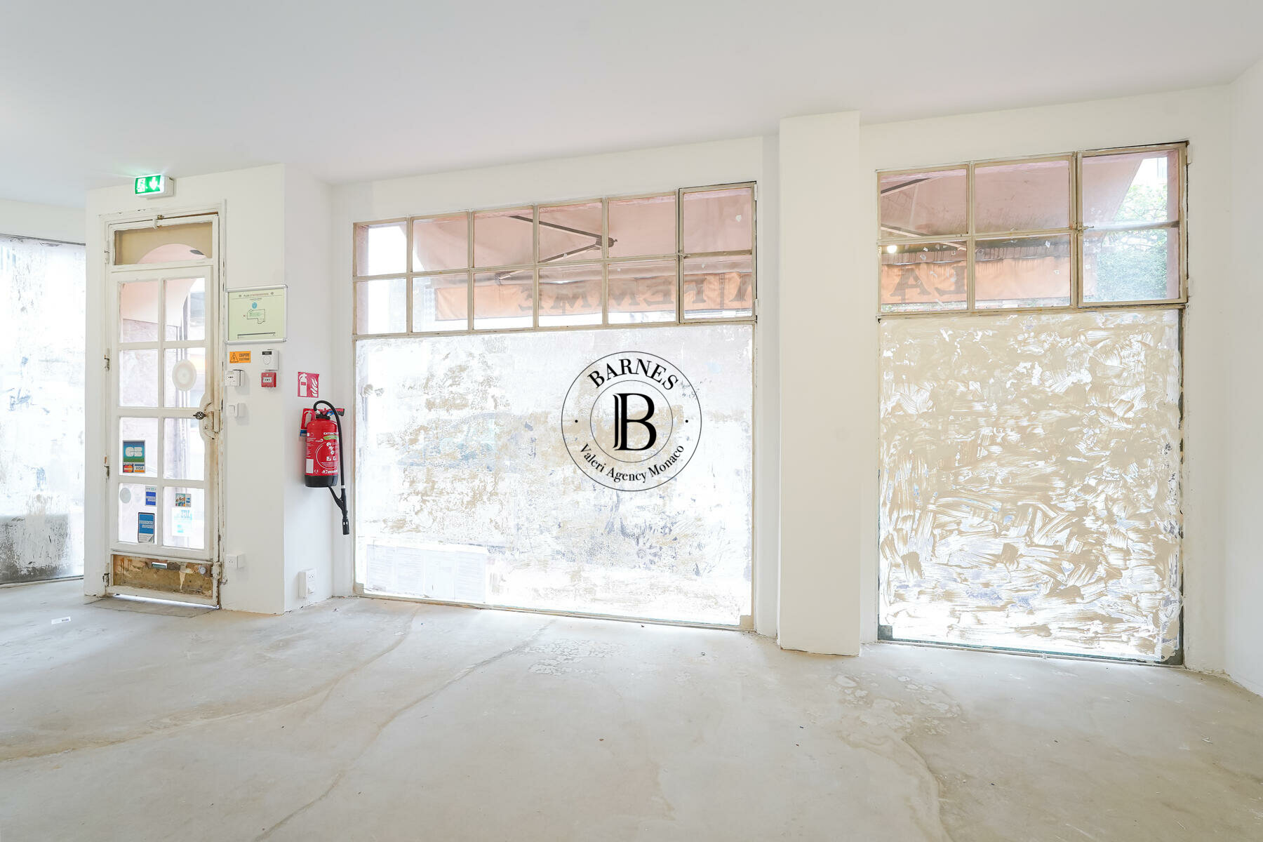 BOULEVARD D'ITALIE - COMMERCIAL WALLS WITH WINDOW - 2/7