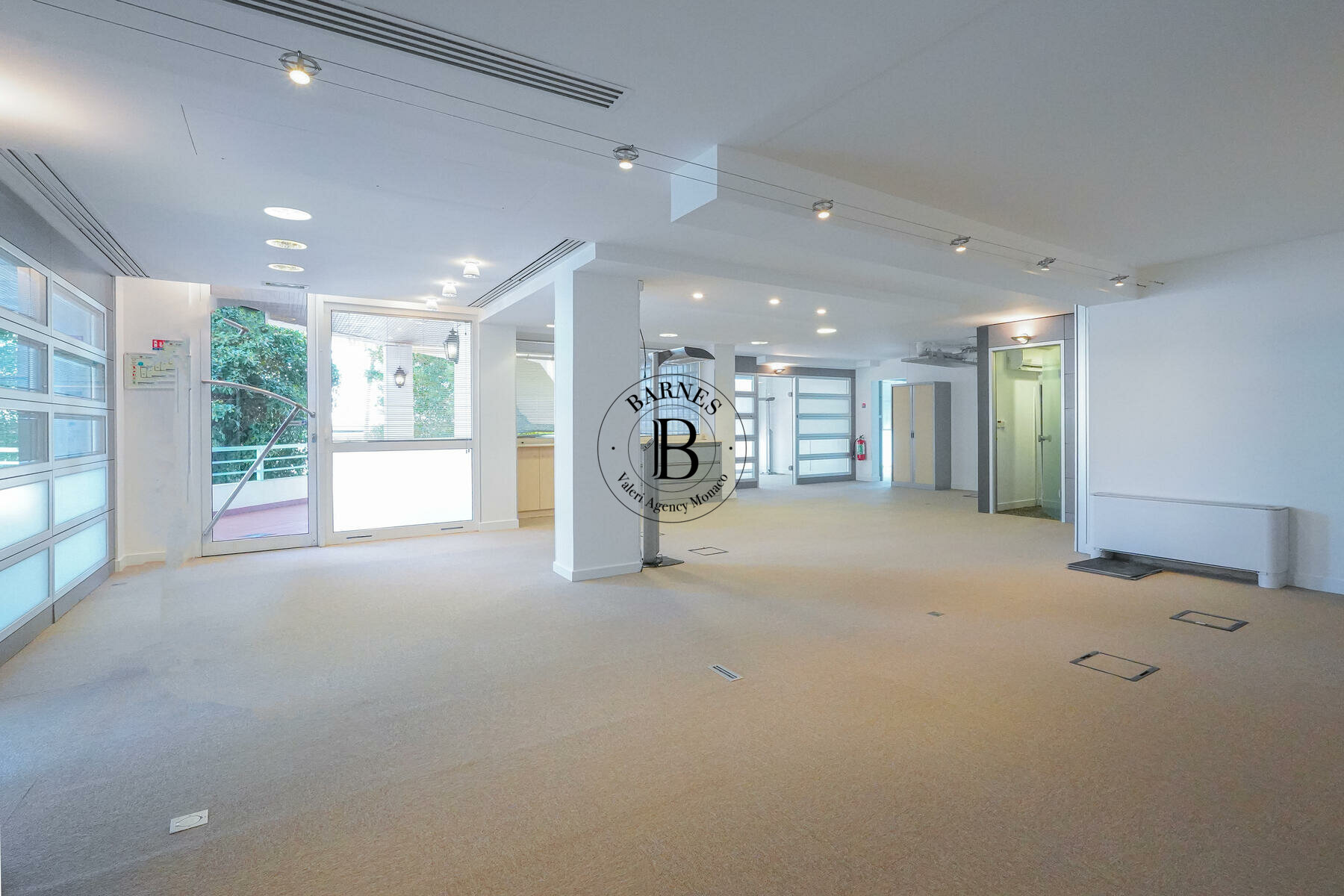 FONTVIELLE - GRAND LARGE - SPACIOUS OFFICES ON GROUND FLOOR - 4/19